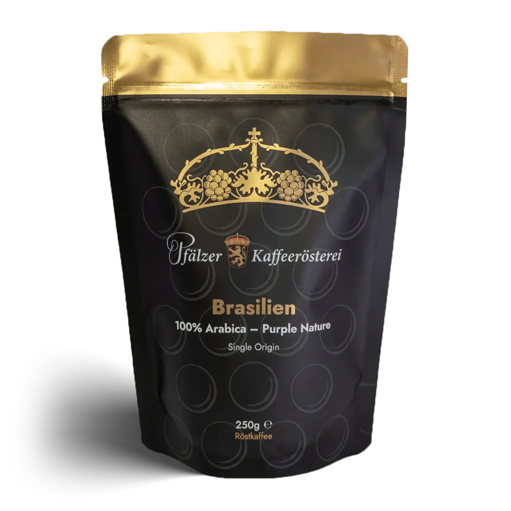 Vorderseite einer Kaffeeverpackung der Pfälzer Kaffeerösterei mit goldener Krone, schwarzem Hintergrund und der Aufschrift: Brasilien, 100% Arabica – Purple Nature, Single Origin, 250g Röstkaffee.