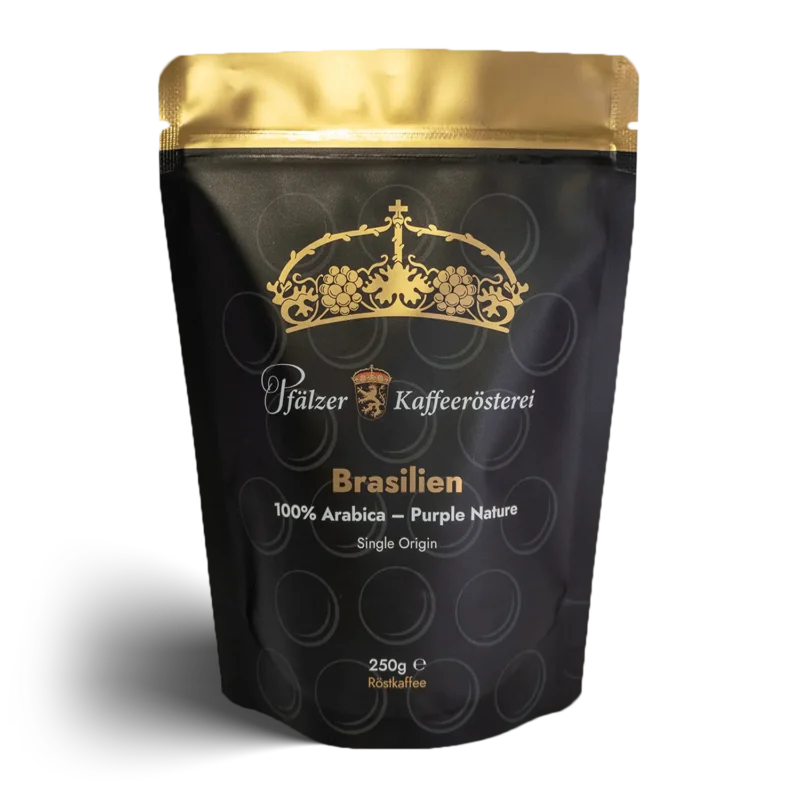 Vorderseite einer Kaffeeverpackung der Pfälzer Kaffeerösterei mit goldener Krone, schwarzem Hintergrund und der Aufschrift: Brasilien, 100% Arabica – Purple Nature, Single Origin, 250g Röstkaffee.