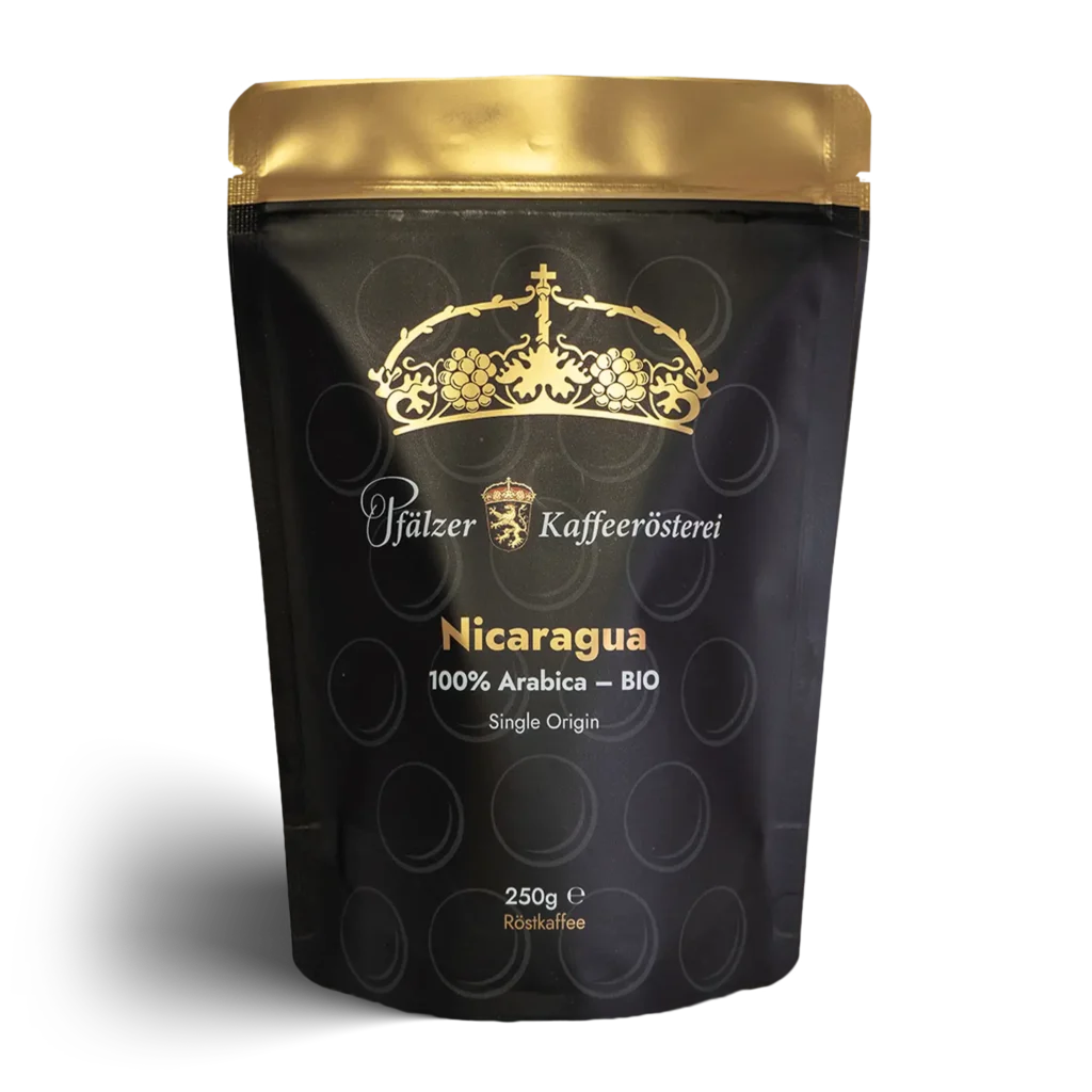 Vorderseite einer Kaffeeverpackung der Pfälzer Kaffeerösterei mit goldener Krone, schwarzem Hintergrund und der Aufschrift: Nicaragua, 100% Arabica – BIO, Single Origin, 250g Röstkaffee.